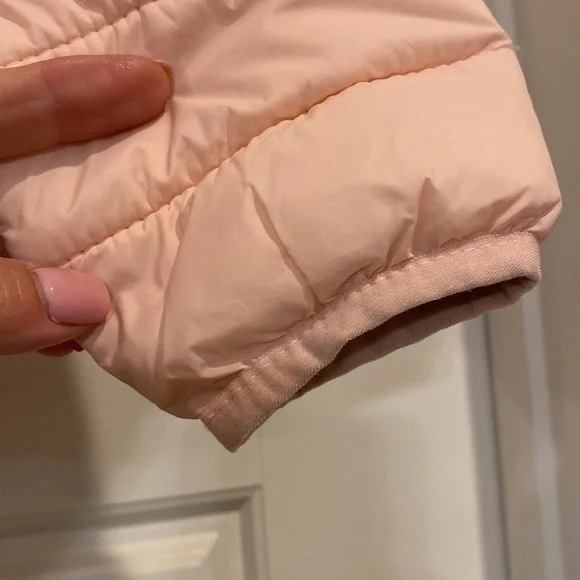 Old Navy size 4T puffer jacket in pink - Picture 2 of 4